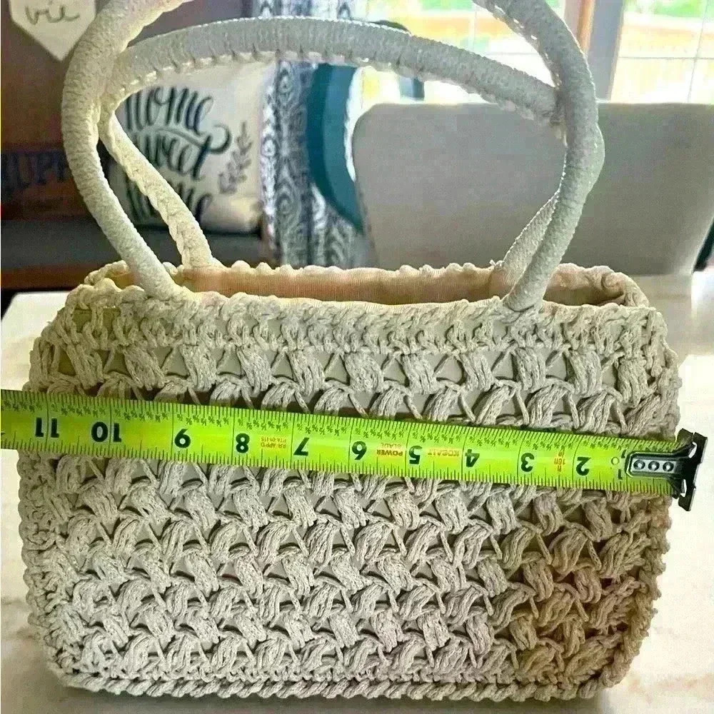 Vintage woven cream colored ladies handbag. - Picture 9 of 10
